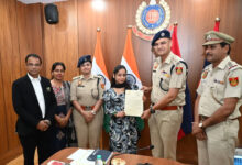 Woman fights off mobile snatchers, honoured by Delhi Police