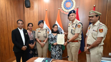 Woman fights off mobile snatchers, honoured by Delhi Police