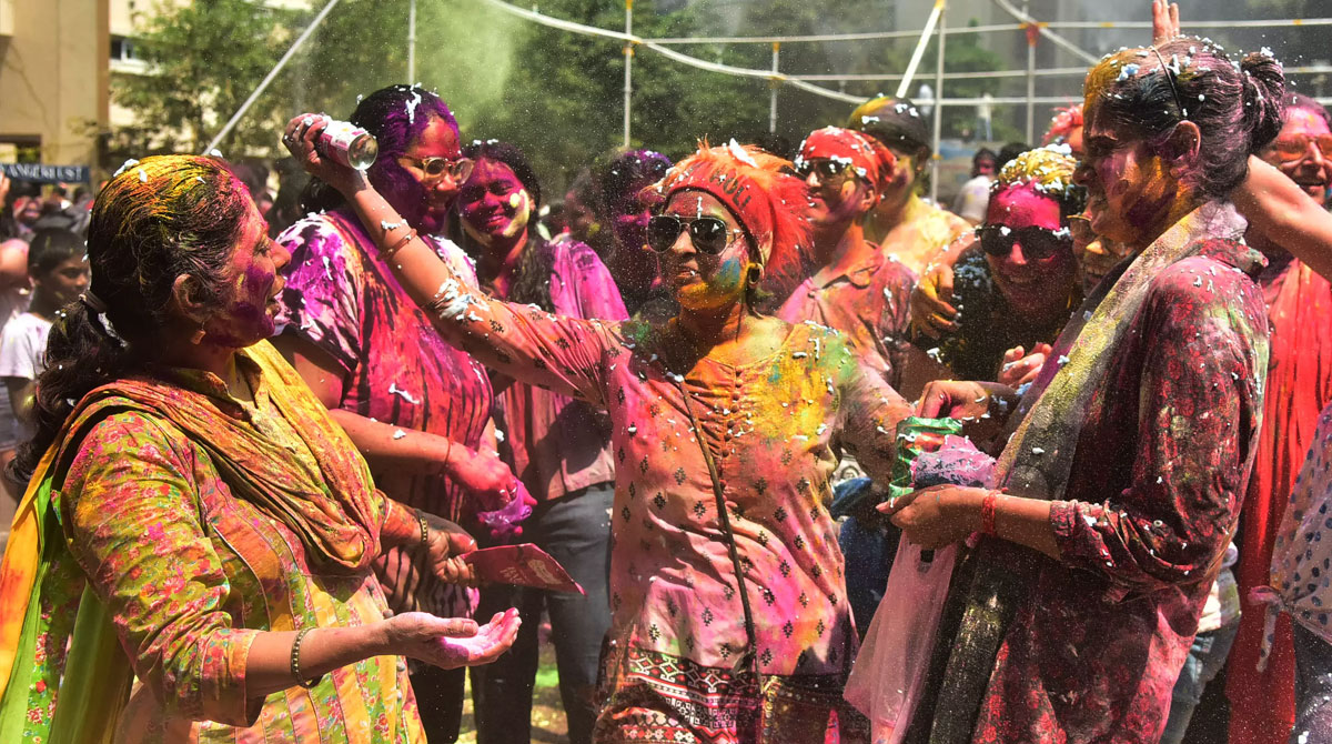 Governors, CMs of Telugu states greet people on Holi