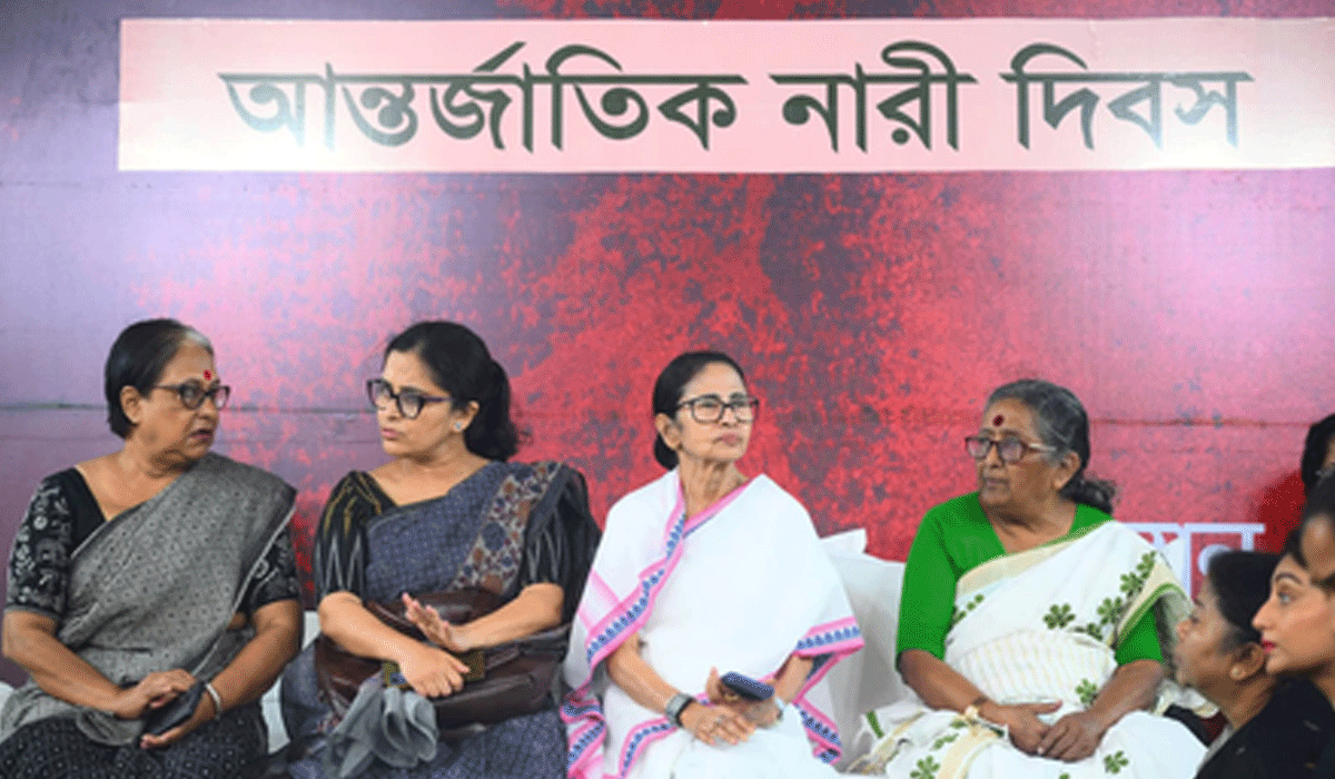 Mamata Banerjee joins in Trinamool's protests against LPG cylinders' price hike