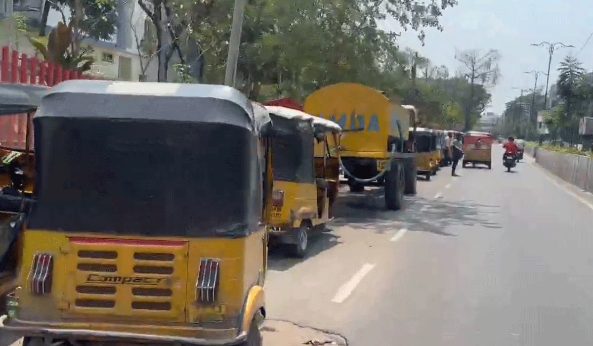 “No Stock” Boards Spark Panic: Long Queues at Petrol Bunks Across Telangana Amid Fuel Fear