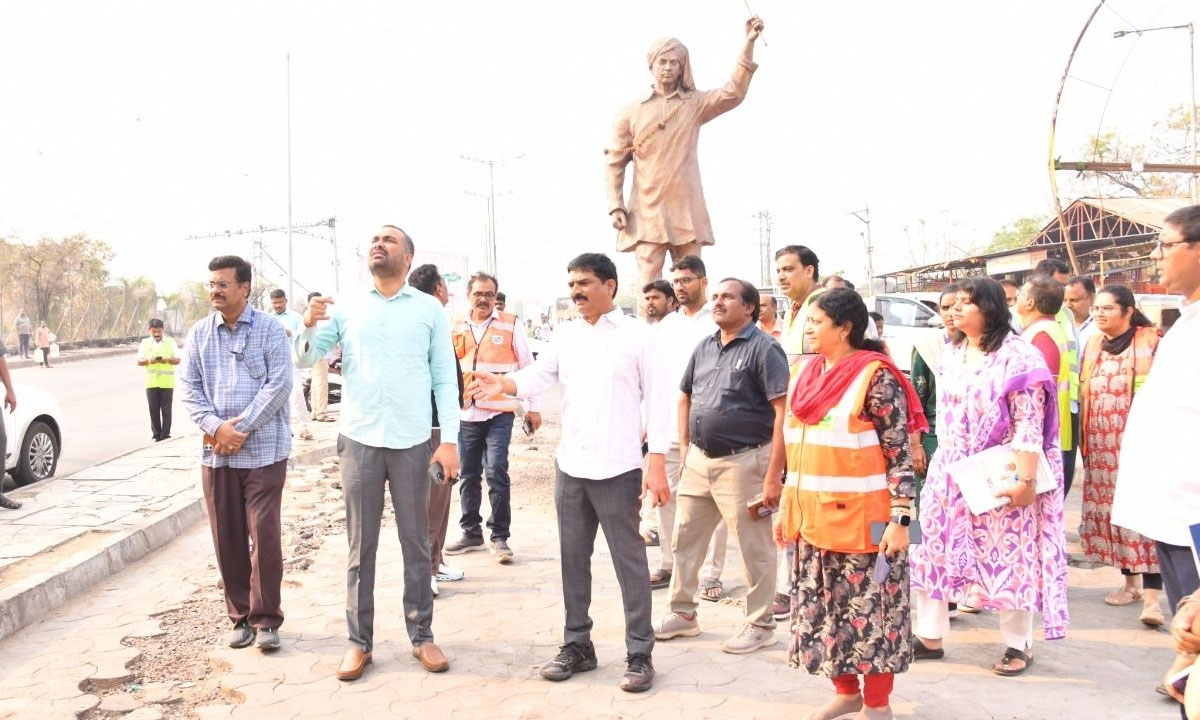 GHMC Commissioner R.V. Karnan Conducts Surprise Inspection in Goshamahal and Karwan Circles