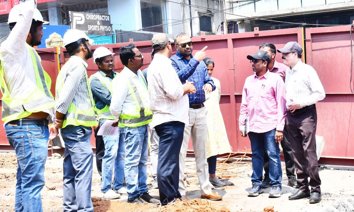 Hyderabad KBR Park Flyover Works: GHMC Commissioner R.V. Karnan Inspects Site, Orders Faster Progress