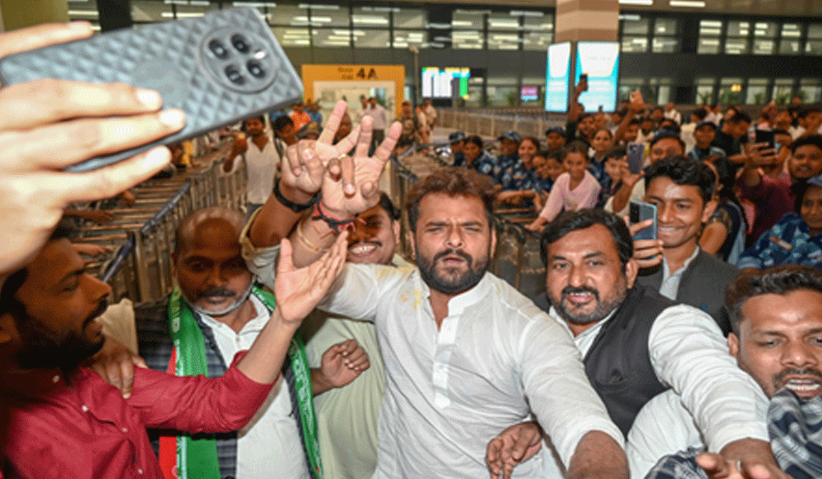 Chaos at Khesari Lal Yadav event in Muzaffarpur; police lathi charge crowd to control situation