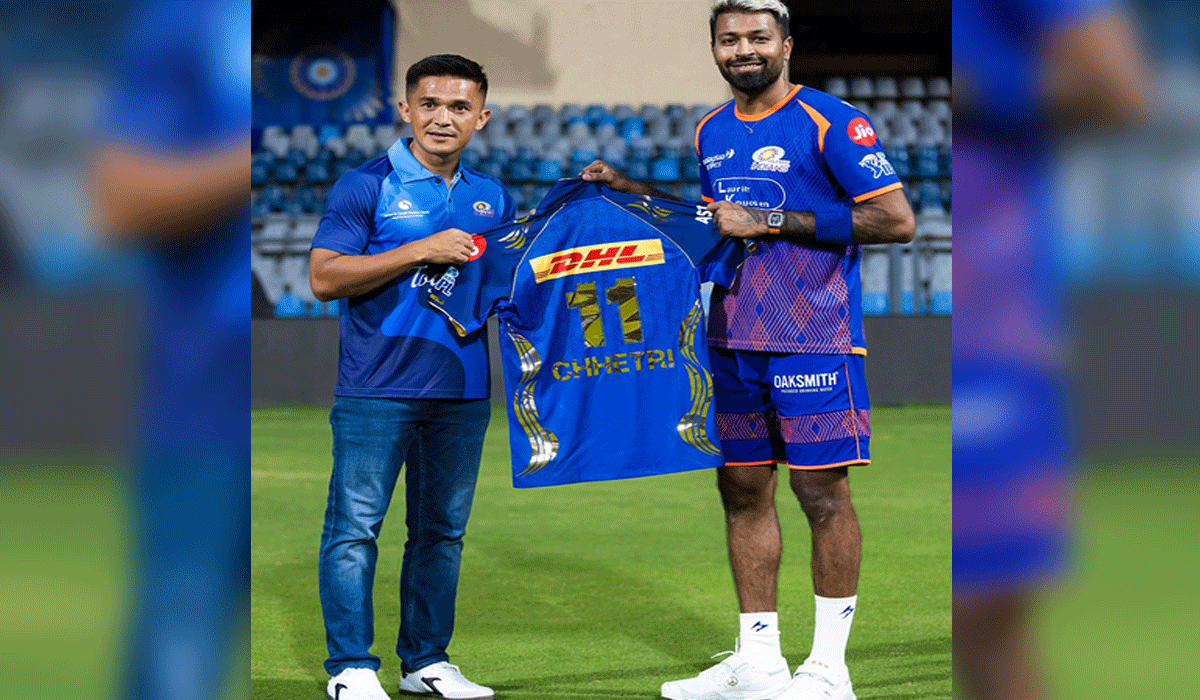 Pandya presents Chhetri with Mumbai Indians jersey on his visit to training camp at Wankhede