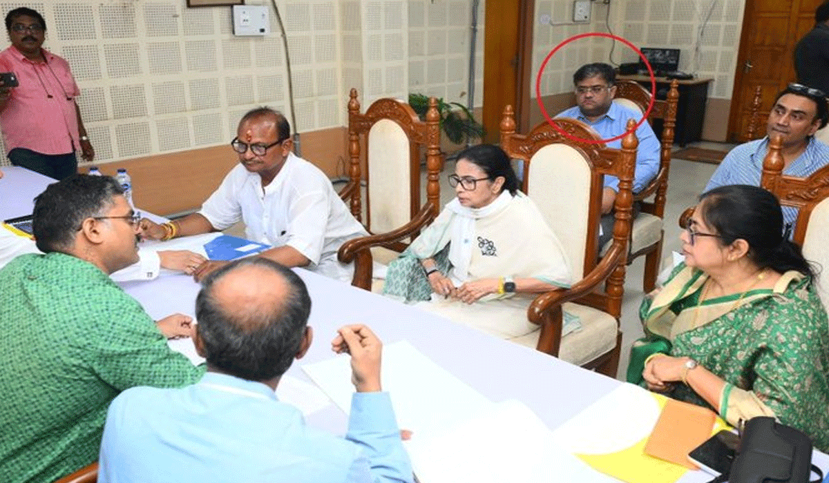 I-T officials raid residence of Miraj Shah, proposer for Mamata Banerjee's nomination from Bhabanipur