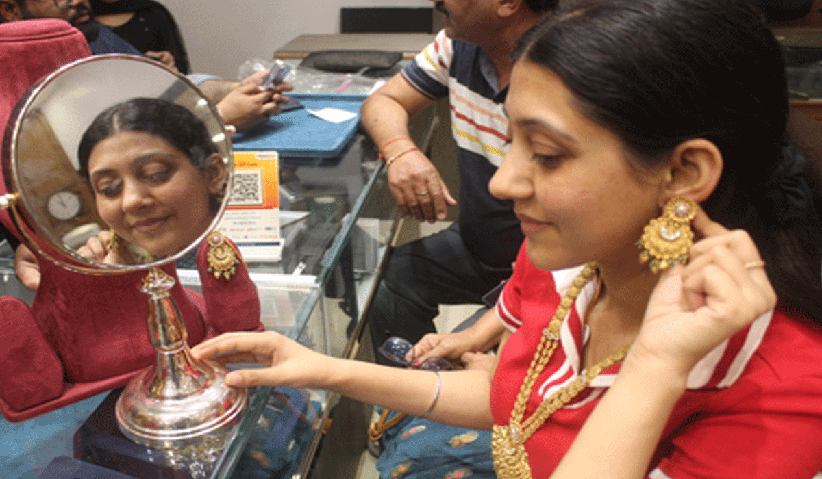 Gold, silver trade on firm notes ahead of US Fed decision