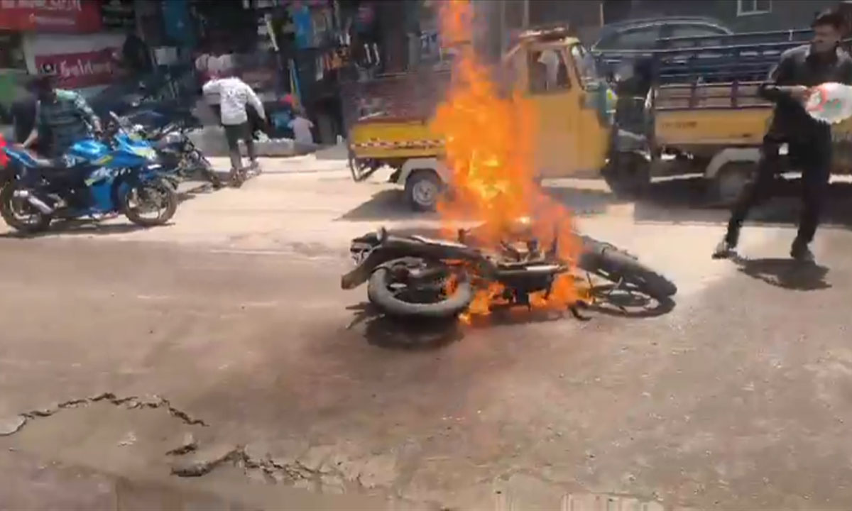 Hyderabad Tolichowki Bike Fire: Two-Wheeler Catches Fire, Major Accident Averted