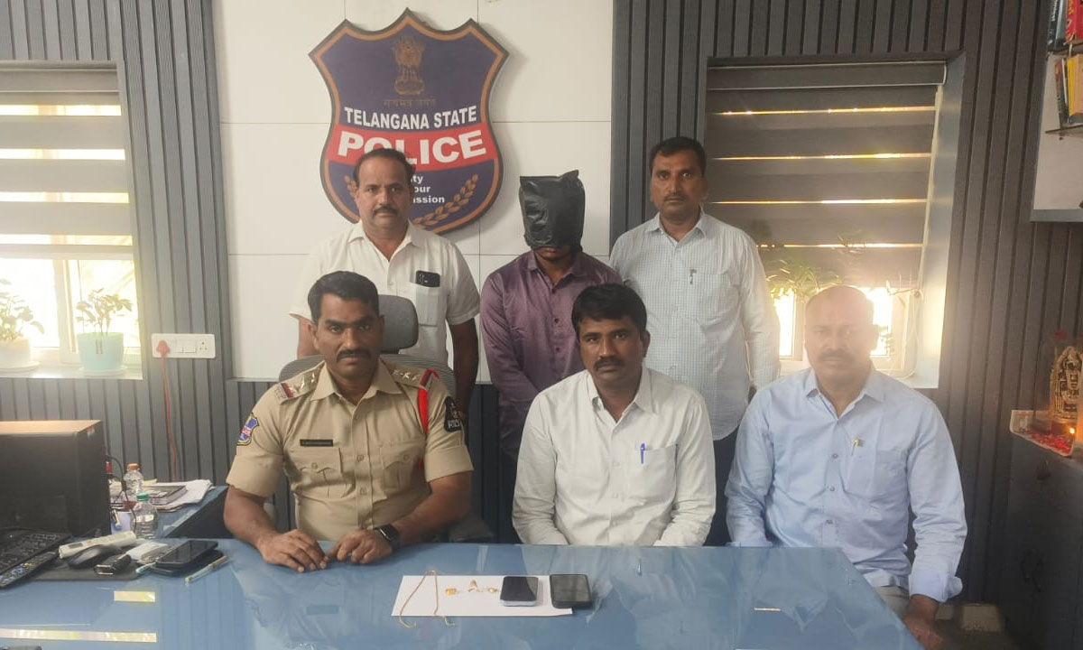 Hyderabad House Burglary Case: Mailardevpally Police Arrest Accused, Recover Gold and Mobiles Worth Rs 5.2 Lakh
