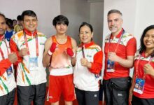 Meenakshi (centre) with the Indian coaching team at the Asian Boxing C'ships.png