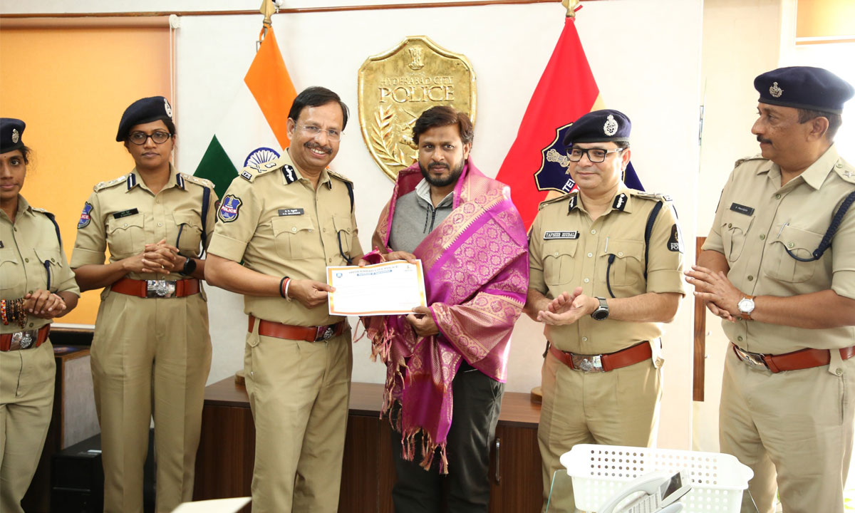 Hyderabad Hero: CP VC Sajjanar Felicitates Mohammed Firoz for Saving 8-Year-Old Girl from Kidnap Attempt