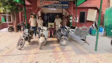 Delhi Police arrest two burglars; recover stolen AC, scooties, mobile phones