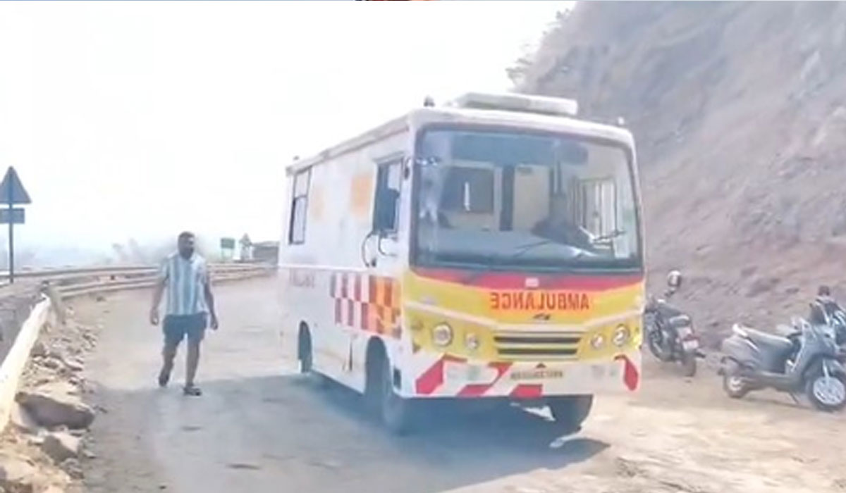 Eight tourists killed after vehicle falls into gorge in Maharashtra's Raigad; rescue operation on