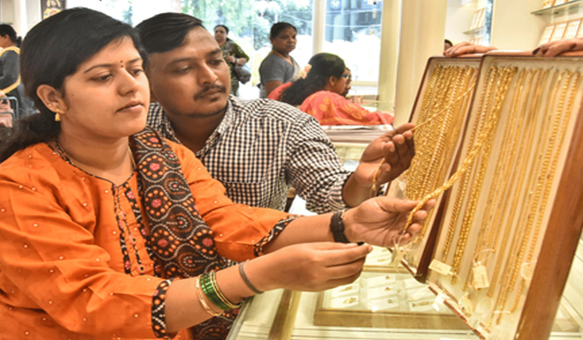 Gold, silver prices gain up to 3 pc on weak dollar, oil prices