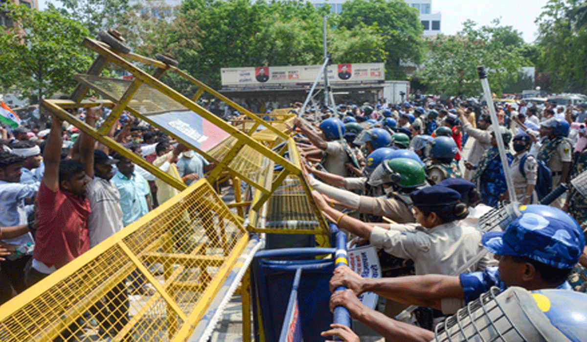 Bihar TRE aspirants protest delay in recruitment exam notification; police resort to lathi charge