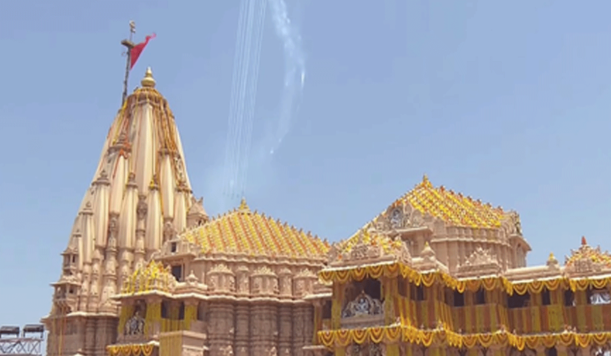 IAF Suryakiran aerobatics, green smoke trails; Chetak's flower shower mark Somnath Amrut Mahotsav