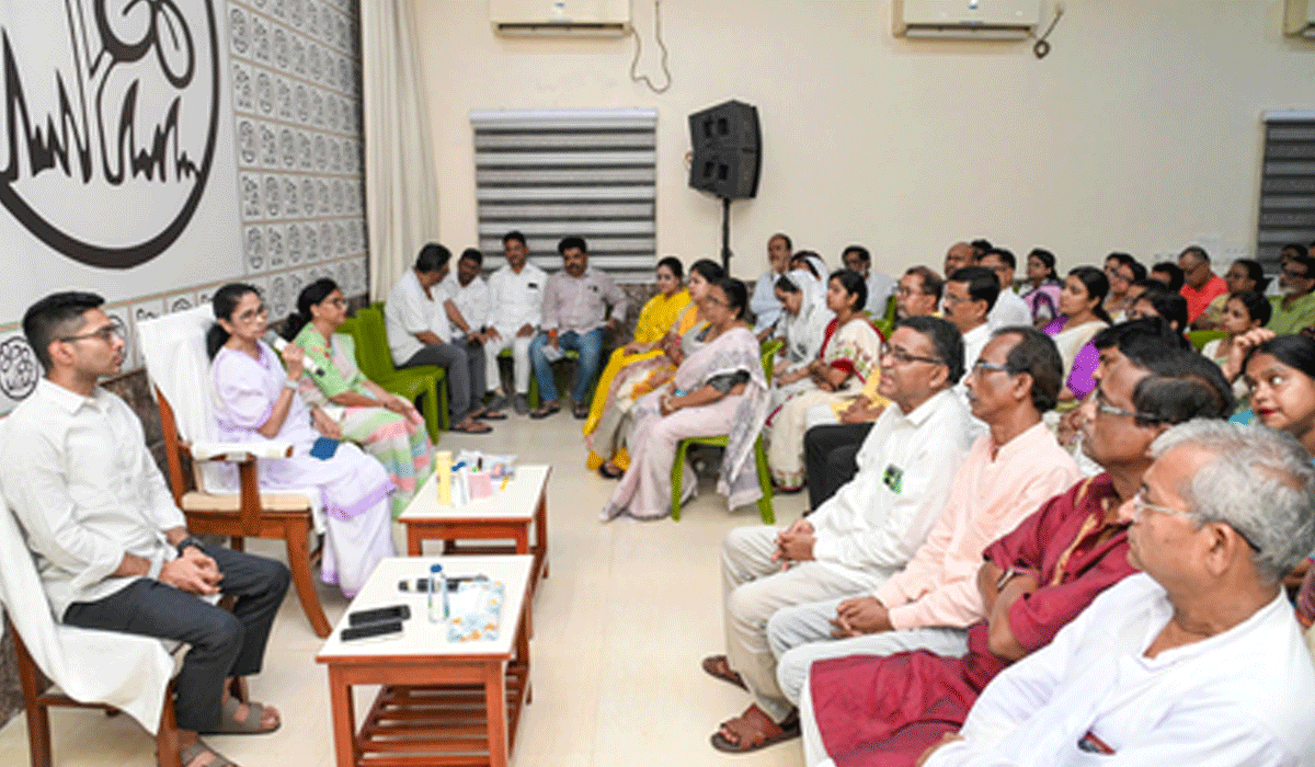 After notices to Abhishek Banerjee’s properties, Mamata Banerjee calls meet with KMC councillors
