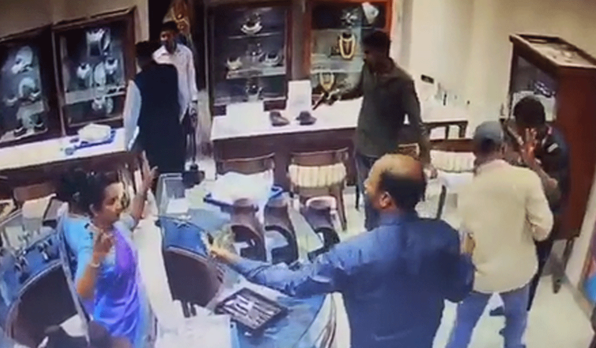 Three injured as armed robbers storm jewellery showroom in Telangana