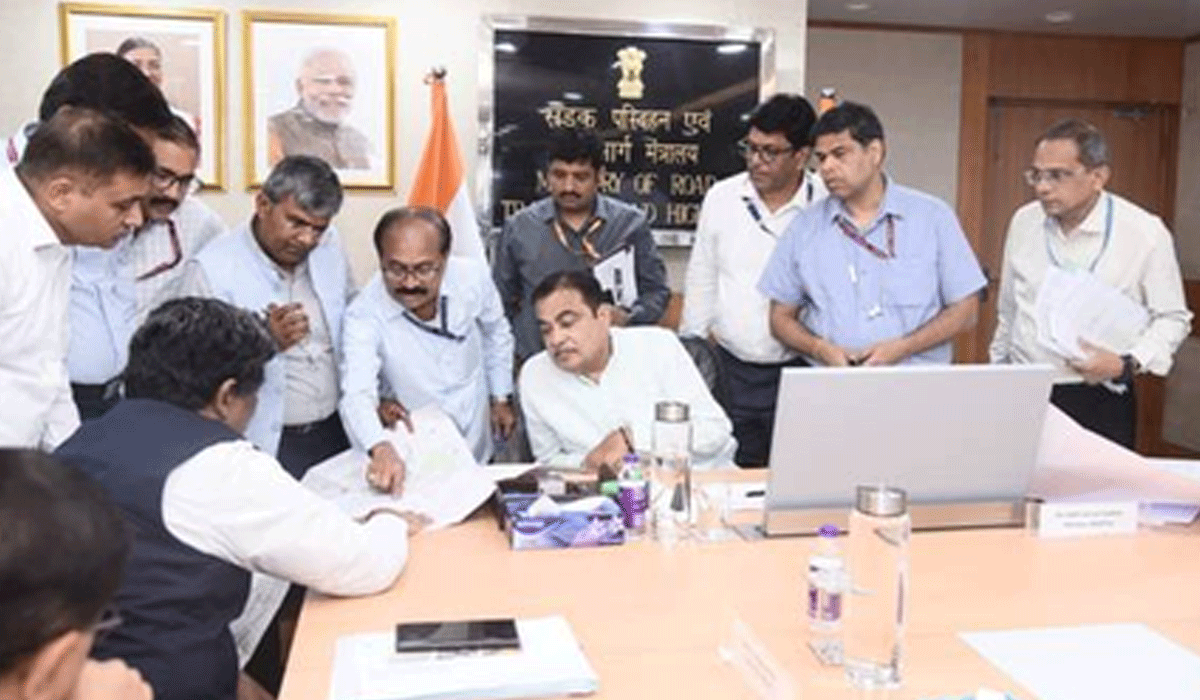 Nitin Gadkari reviews new highway project plans for Maharashtra