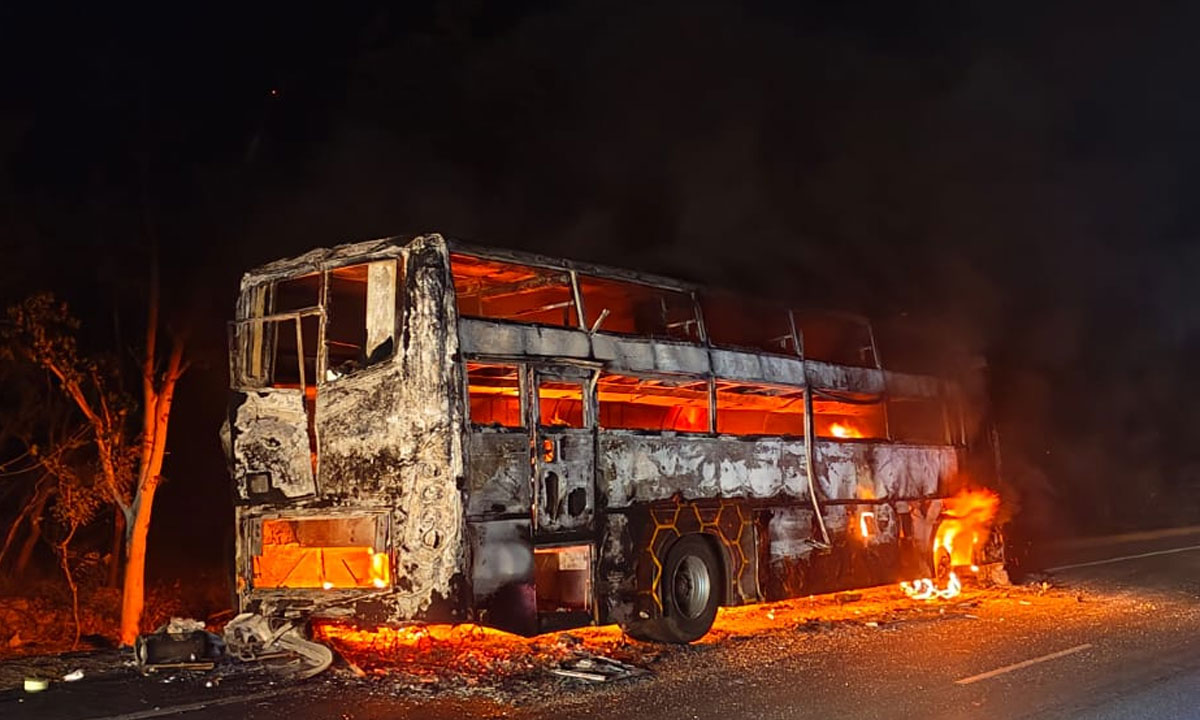 Telangana Bus Fire: 36 Passengers Escape as Hyderabad-Kakinada Private Bus Catches Fire Near Pedda Kaparthy in Nalgonda
