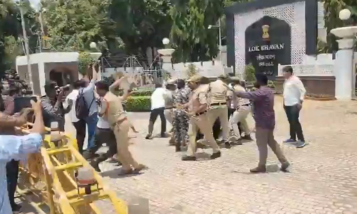 NEET Paper Leak Protest: Tension Near Lok Bhavan in Hyderabad After Police Lathicharge During BRSV Protest