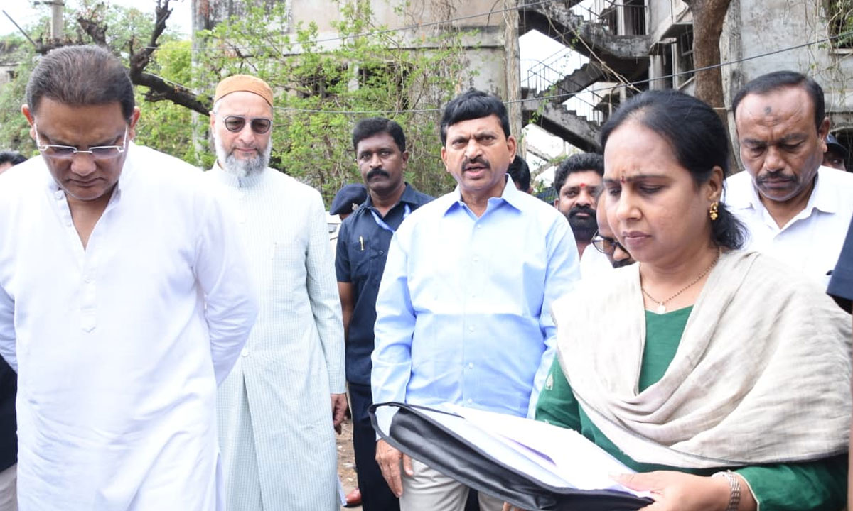 Hyderabad to Get 1 Lakh LIG Houses: P Srinivas Reddy, Owaisi and Azharuddin Inspect Housing Locations in Nampally and Karwan