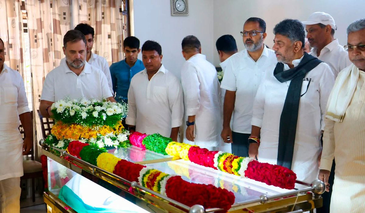 Rahul Gandhi pays last respects to AICC Secretary Suraj Hegde in Bengaluru