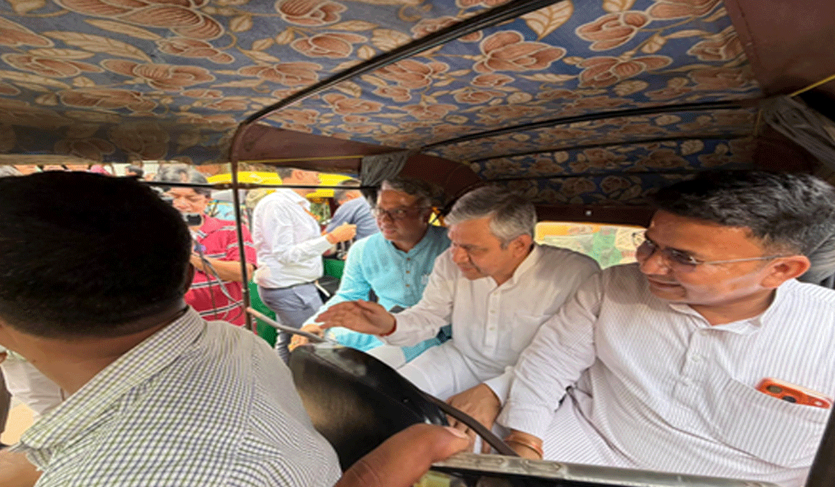 Bengal: Ashwini Vaishnaw takes metro, autorickshaw rides in Kolkata
