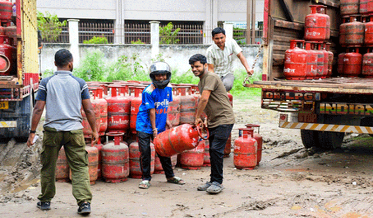 Supply cost of domestic LPG cylinder rises to over Rs 1,600 amid West Asia crises