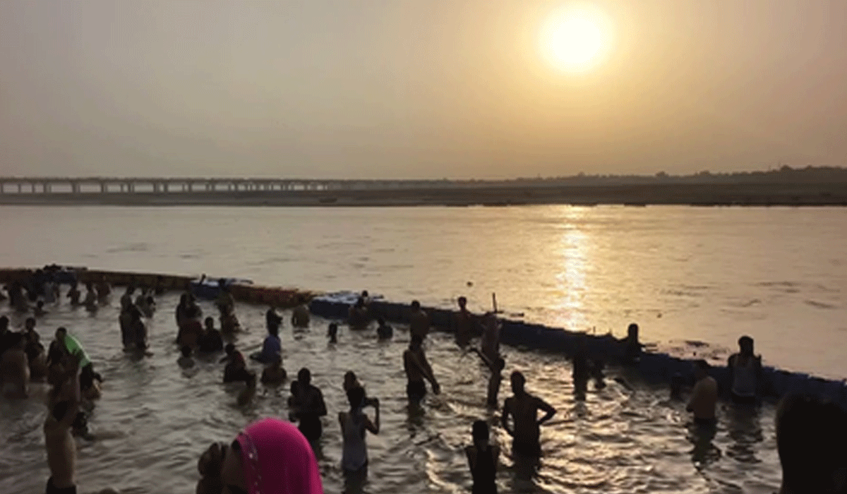 Devotees throng holy rivers nationwide on auspicious occasion of Somvati Amavasya