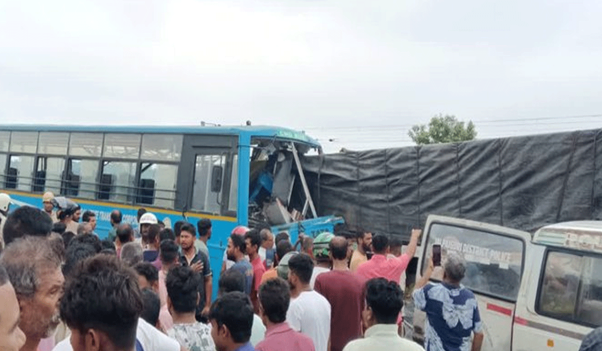 Four killed, 10 critical as bus crashes into stationary trailer in Bengal