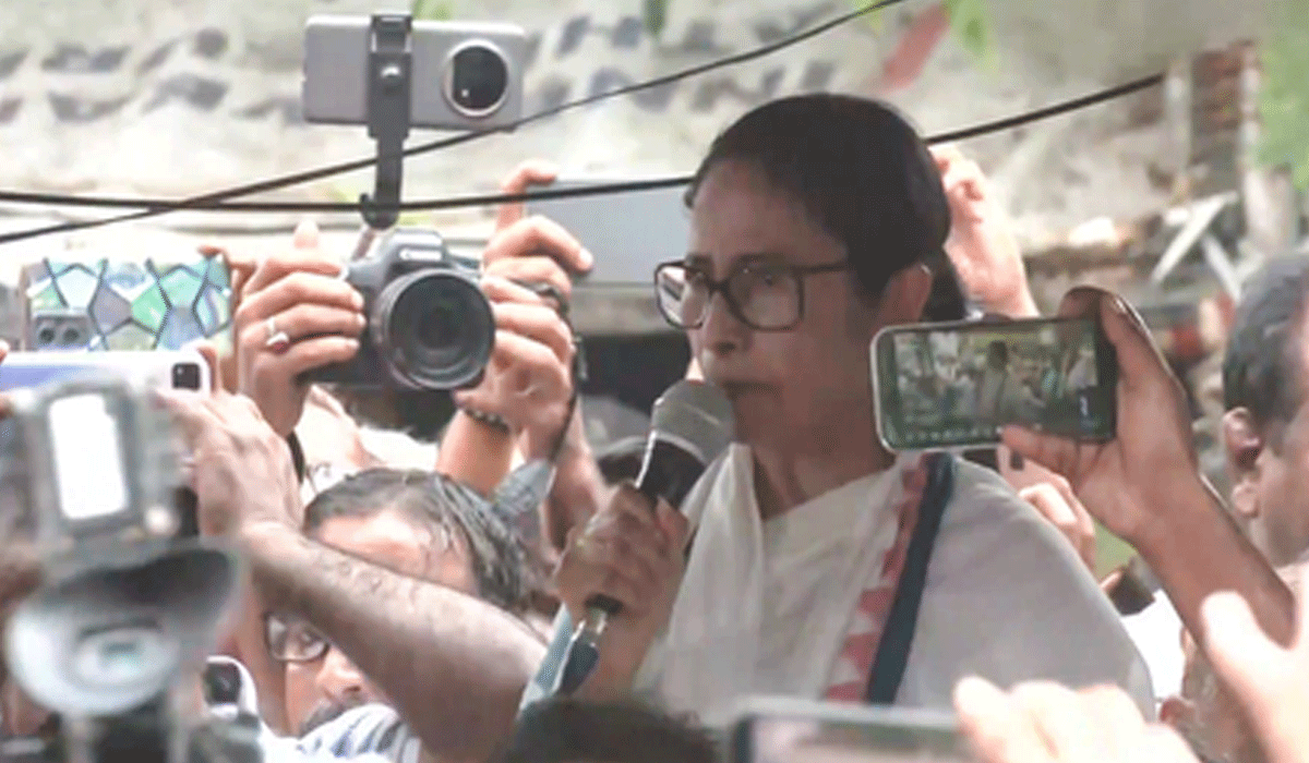 Mamata’s sit-in against attacks: Cong calls it her right, BJP terms it 'reflection of public anger'