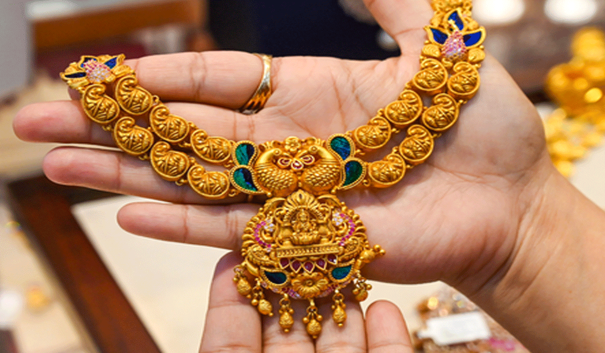 Gold, silver trade higher amid easing crude prices