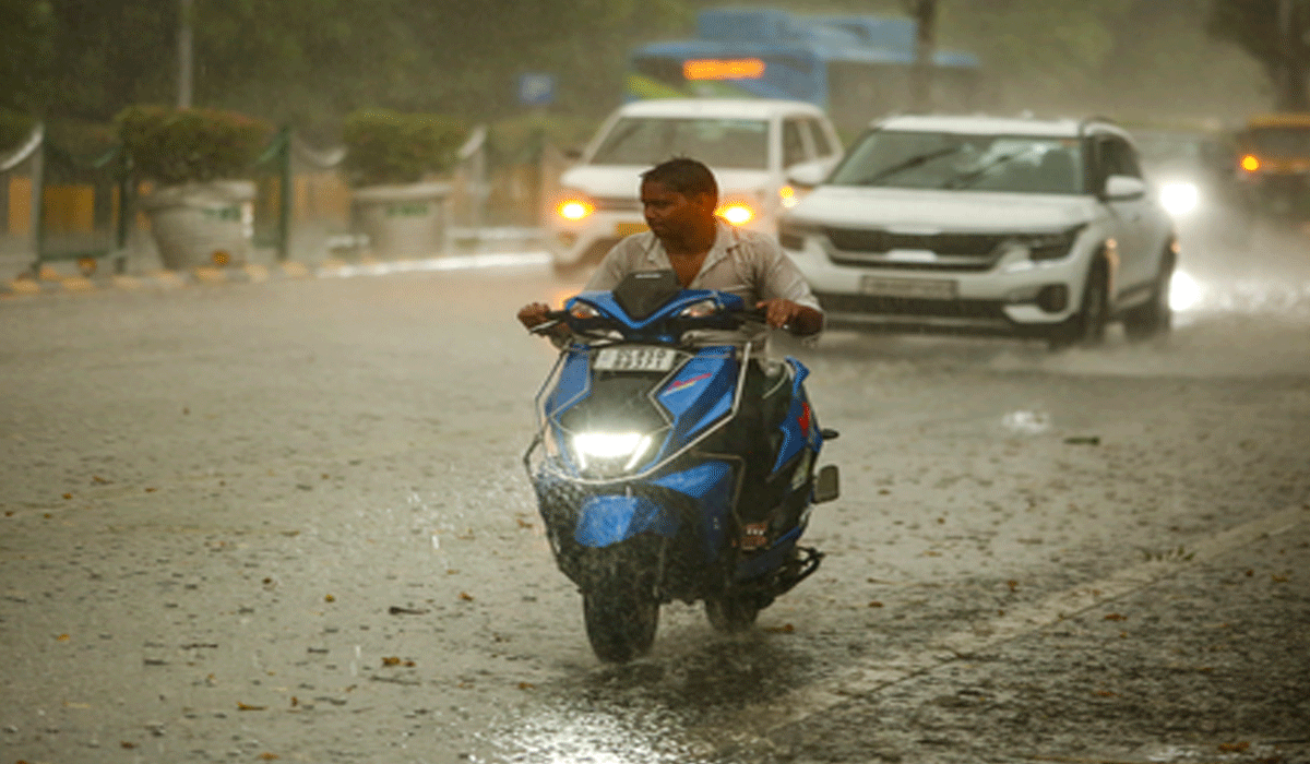 Dust storms, rain hit Delhi-NCR, Red alert issued for 3 hours