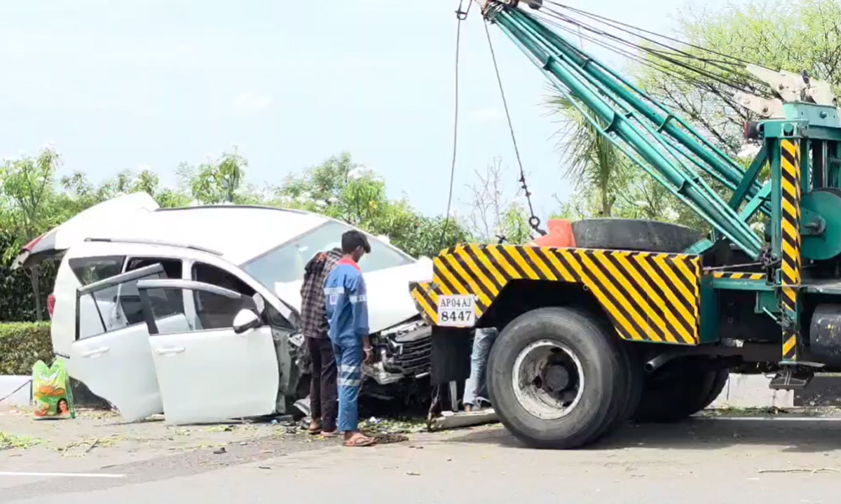 Keesara Outer Ring Road Accident: Two Seriously Injured After Innova Car Hits Divider and Collides with Oncoming Vehicle