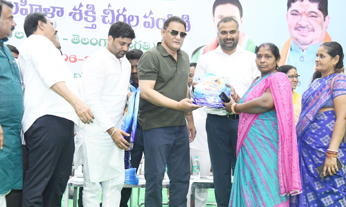 Mohammed Azharuddin Participates in Indira Mahila Shakti Saree Distribution Programme, Highlights Women Empowerment