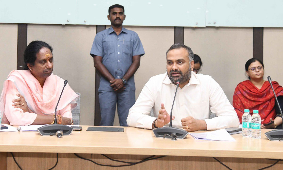 District Election Officer RV Karnan Reviews SIR Process, Sensitizes 529 Election Officials on EF Form Distribution and Collection in GHMC