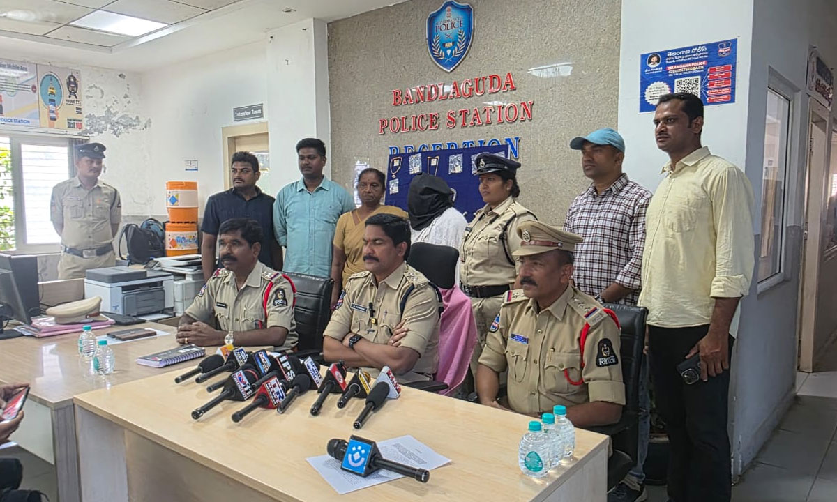 Bandlaguda House Burglary Case Solved: Woman Accused Arrested, Stolen Gold and Silver Worth Rs 15 Lakh Recovered in Hyderabad