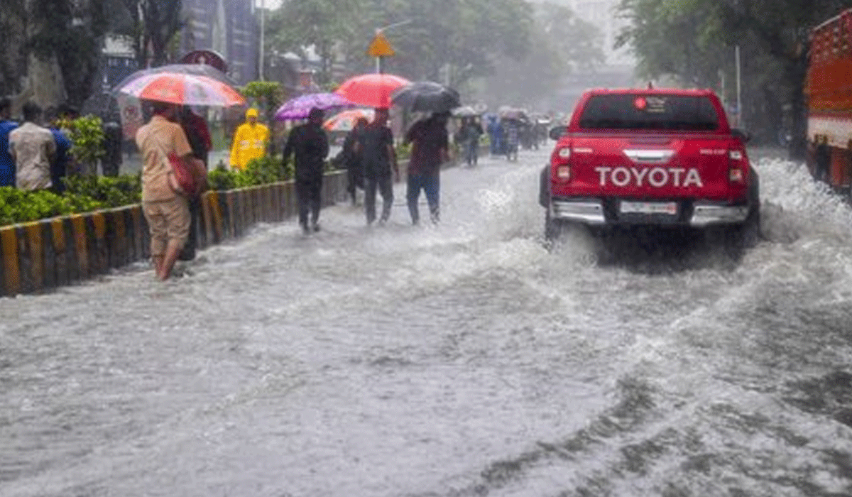 Heavy rain forces early office closure in Mumbai, private sector advised work from home