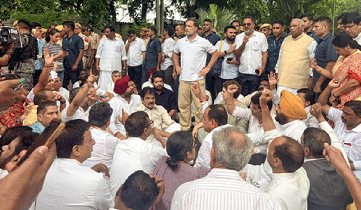 Rahul, Priyanka Gandhi stage sit-in near PM Modi's residence over paper leaks