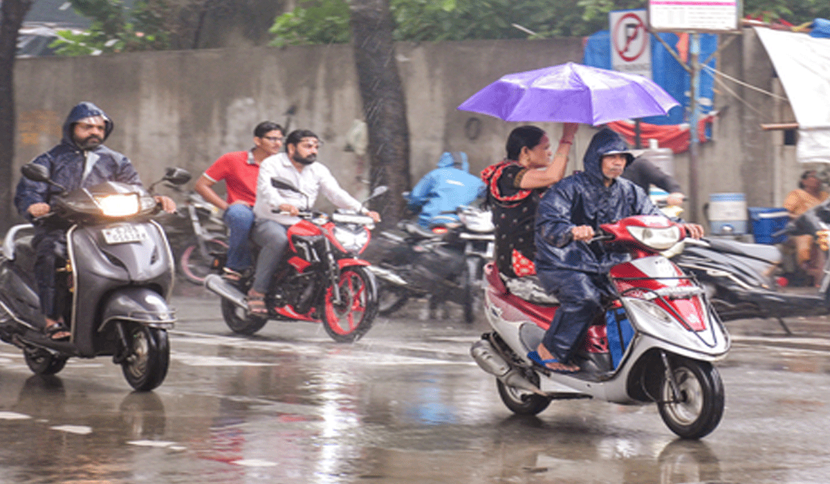 Heavy rain disrupts normal life in South Gujarat, schools closed