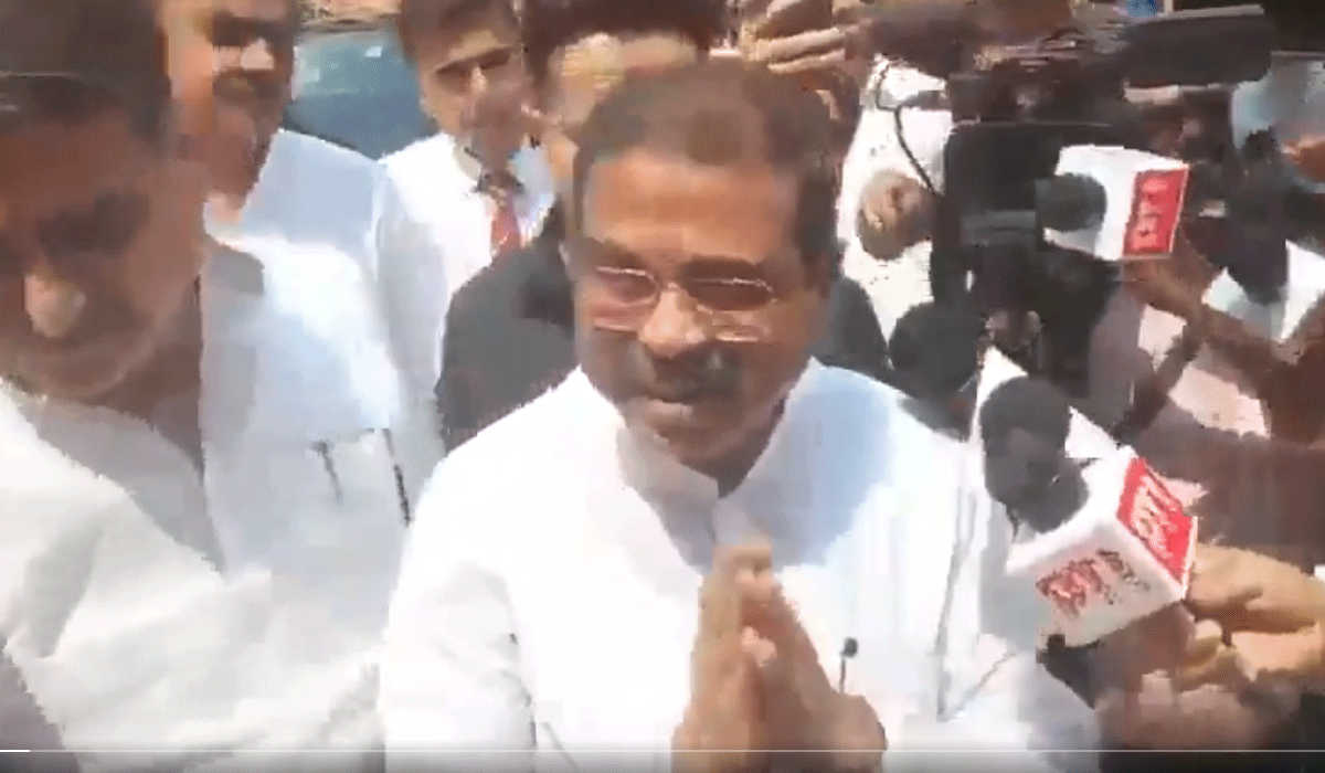 Congress criticises BJP MPs for welcoming Dharmendra Pradhan on arrival at Parliament
