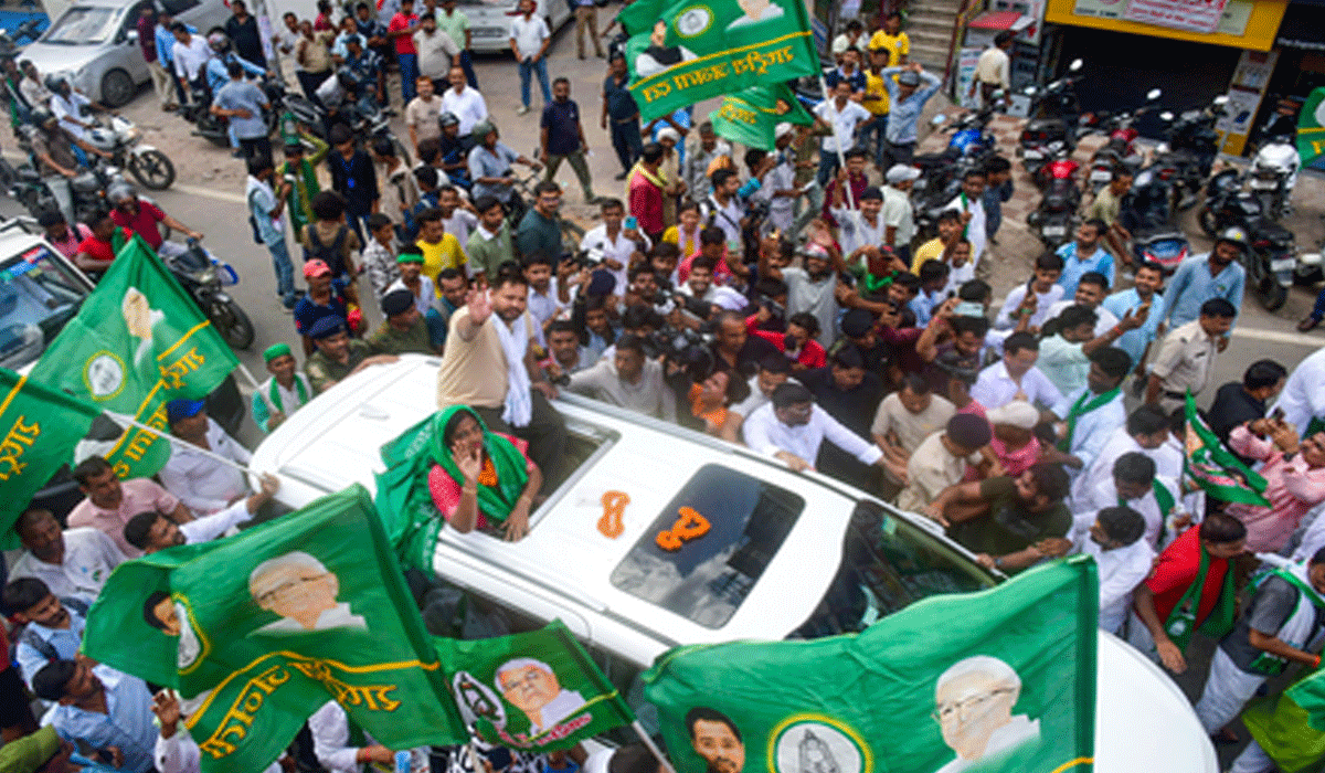 Tejashwi Yadav leads Bankipur roadshow, warns of stir over arrested student's issue