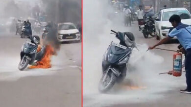 Hyderabad: Maestro Scooter Catches Fire Near Sheikpet Petrol Bunk in Tolichowki Limits, Major Mishap Averted