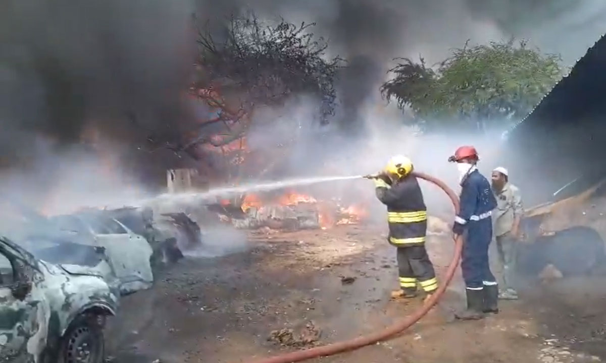 Massive Fire Breaks Out at Decoration Materials Warehouse in Hyderabad's Chaderghat, LPG Cylinder Explosions Trigger Panic