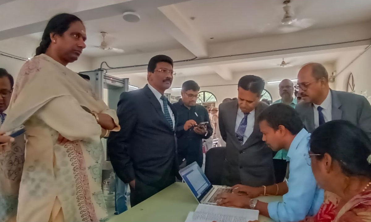 GHMC Sets Up SIR Help Desk at Hyderabad High Court; Left Student Unions Protest Fee Reimbursement Dues at Secretariat