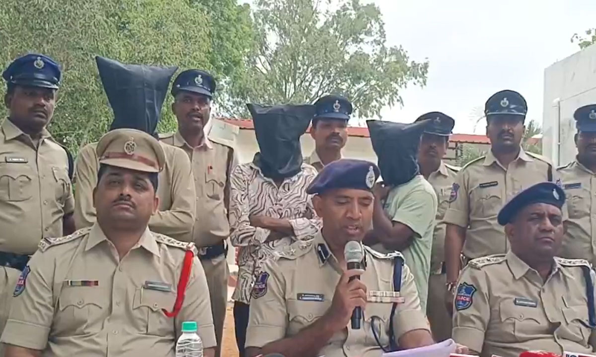Maheshwaram Police Arrest Chain Snatching Gang After BRS Meeting Theft; 15 Tolas Gold, ₹2.55 Lakh Cash Recovered