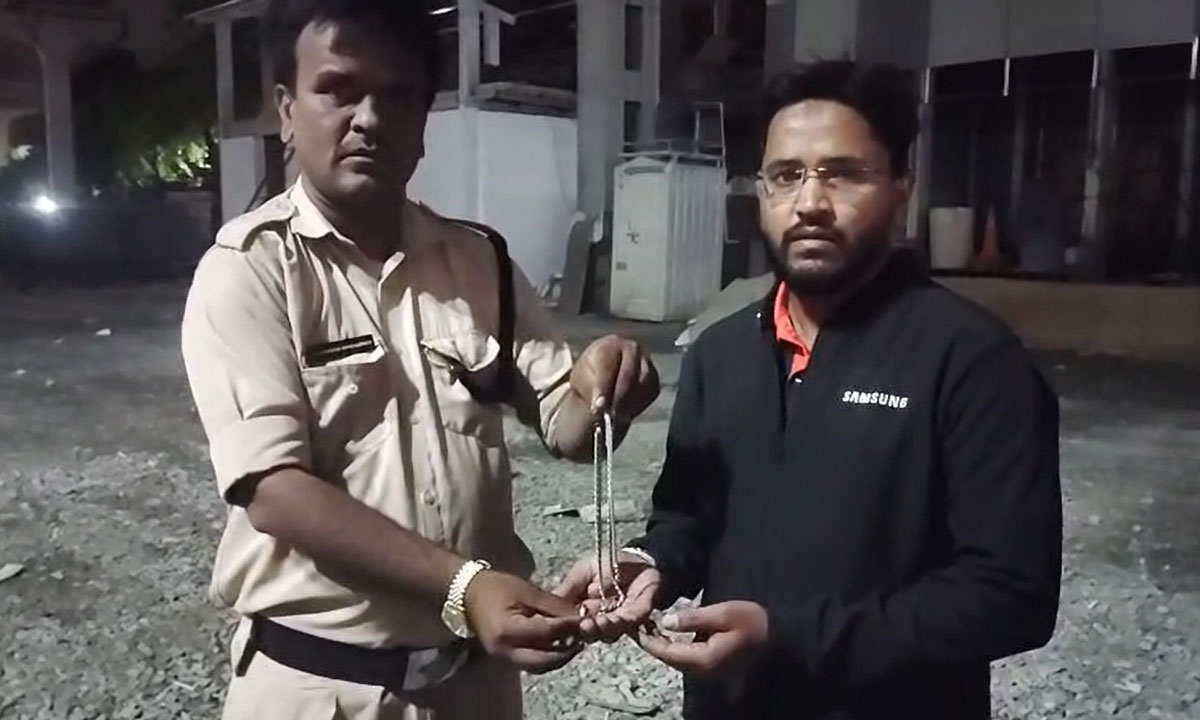 Hyderabad: RTC Vigilance OSG Constable S.D. Noor Mohammad Returns 15 Tolas to Passenger at Mehdipatnam
