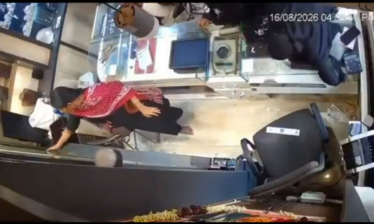 Gold Worth Rs 10 Lakh Allegedly Stolen from Jewelry Shop; CCTV Video Goes Viral