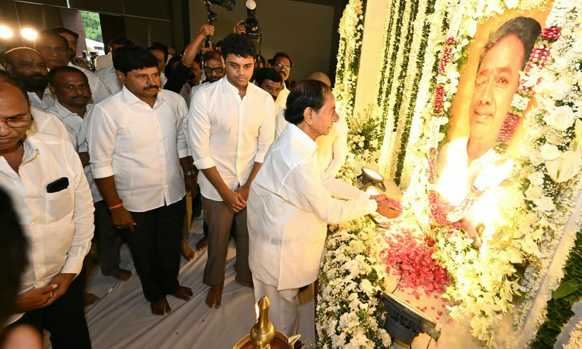 KCR Pays Floral Tributes to Brother-in-Law Joginapalli Srinivasa Rao